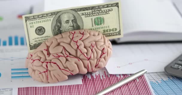 Menschliches Gehirn des Dollarscheins liegt auf dem Tisch mit Dokumenten Nahaufnahme 4k Film Zeitlupe — Stockvideo
