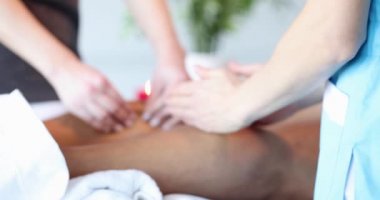 Kadın eli, güzellik salonunda erkek bacağına masaj yapıyor. Yakın çekim 4K film, ağır çekim.