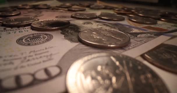 달러 지폐에 떨어지는 은 동전은 4k 필름 슬로우 모션을 클로즈업한다. — 비디오