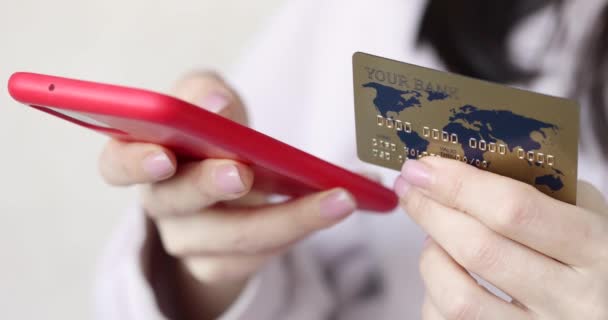 Kvinnliga händer som håller mobiltelefon och bank kreditkort närbild 4k film — Stockvideo