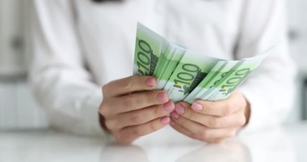 Kobieta licząca banknoty w walucie euro w biurze zbliżenie 4k film — Wideo stockowe