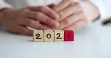 2021 için ahşap küpleri teslim ediyoruz. Yakın çekim 4K film ağır çekim.