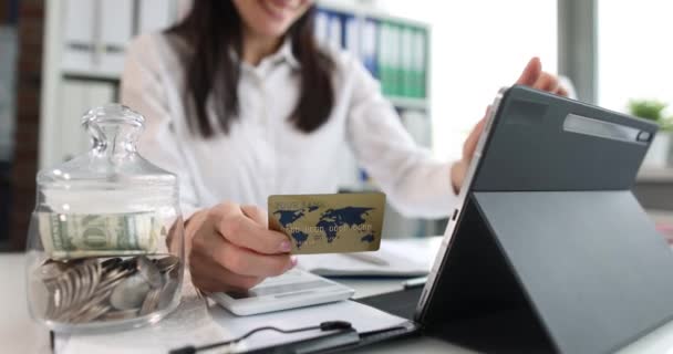 Feliz mujer sosteniendo tarjeta bancaria y compras en línea primer plano — Vídeos de Stock