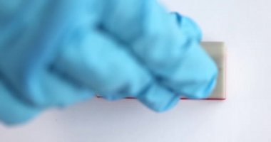 Eldivenli doktor, omikron damgasını yakın plan koyuyor.