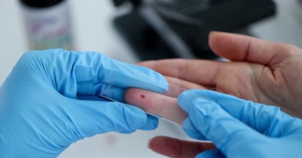 Medico che preleva un campione di sangue per testare il livello di emoglobina primo piano — Video Stock