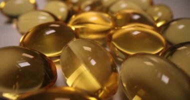 Omega 3 yağ asitli şeffaf kapsüller yakın plan