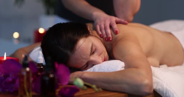 Mulher recebendo de volta massagem com cotovelo no spa 4k filme — Vídeo de Stock