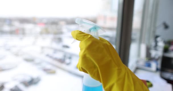 Limpiador en guantes ventana de lavado con spray y trapo primer plano película 4k — Vídeos de Stock