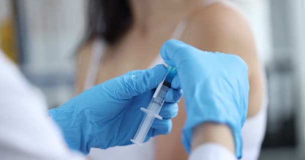 Pacjent zatrzymujący lekarza, który chce zrobić szczepionkę przeciwko zakażeniu koronawirusem film z bliska 4k — Wideo stockowe
