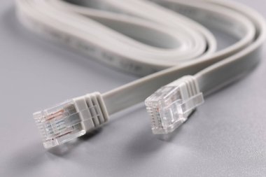 Gri arkaplandaki rj45 kablosunu kapat