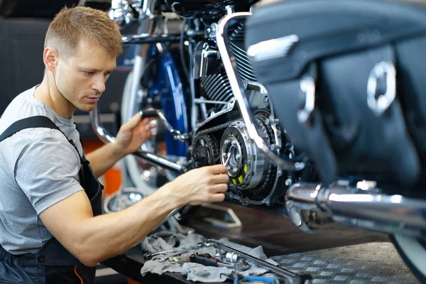 Maestro riparatore riparazione moto in officina con attrezzi — Foto Stock