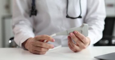 Doktor klinikte ultrason sondası tutuyor. 4k yakın çekim filmi.