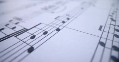 Müzikal tuşları yakın plan olan klasik müzik notaları koleksiyonu