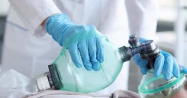 Kadın hasta, hastane odasındaki hastaya damar içi basıncı ayarlıyor.