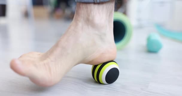 推拿球在体操垫上的足部肌肉肌腱松驰 — 图库视频影像