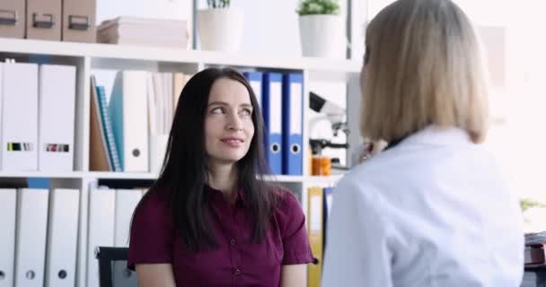 Neurolog provádí lékařské vyšetření detailu pacienta — Stock video