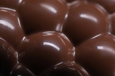 Havadar, havadar, çikolatalı arka plan barına yakın çekim.