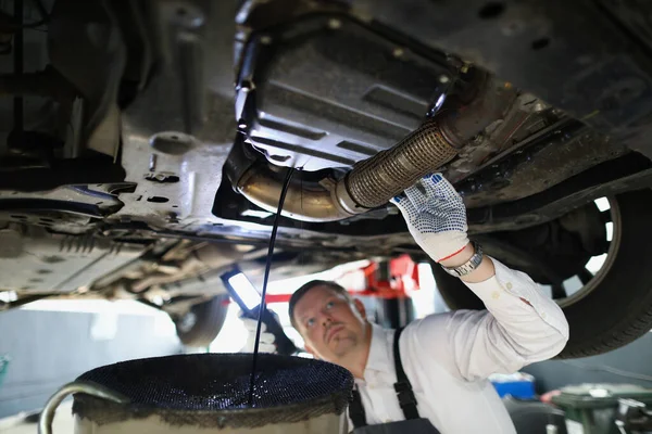 Hombre reparador de coches de fijación en primer plano taller — Foto de Stock