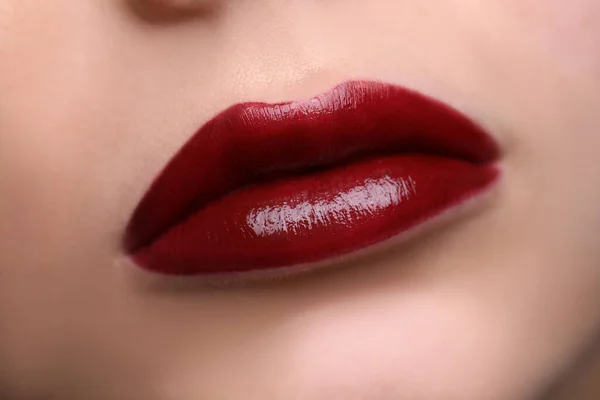 Close-up van mooie vrouwelijke lippen met rode lippenstift — Stockfoto