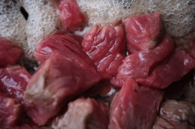 Çiğ et parçaları lezzetli bir akşam yemeği için hazırlanıyor.