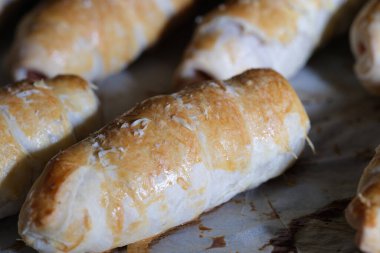 Ev yapımı lezzetli çörekleri pişirme çarşafında kapatıyoruz.