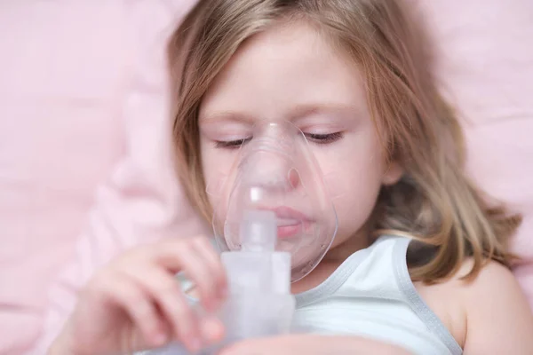 Niña haciendo inhalación de medicamentos para el tratamiento de la tos —  Fotos de Stock