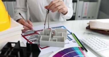 Mimar, bina planının kapatılması için bir pusula ile çalışıyor