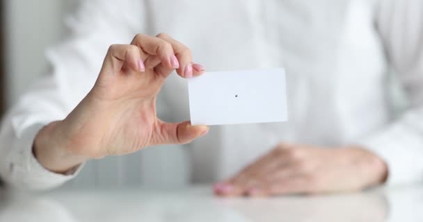 Fehér névjegykártya az üzletember kezében közelkép