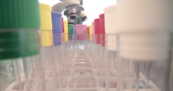 Tubes à essai en plastique avec liquide dans le gros plan de laboratoire — Video