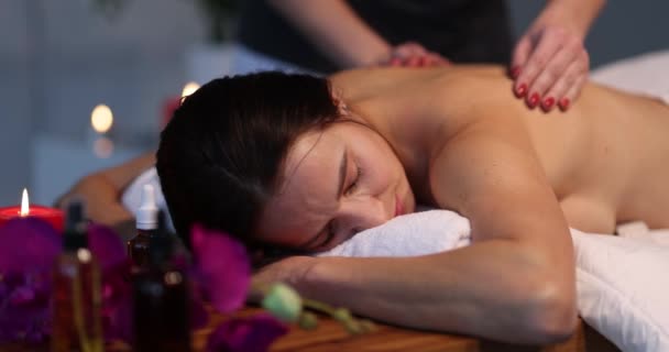 Massagista faz massagem para mulher no spa closeup — Vídeo de Stock