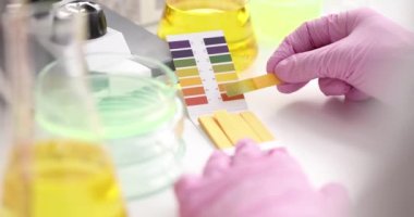 Laboratuvarda yapılan araştırma. Ağır çekim 4K film.