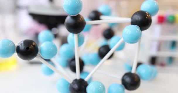 Oppsamling av rør med molekylstruktur og prøverør i laboratorielukking – stockvideo
