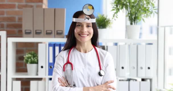 Lékař otolaryngolog v bílém plášti a zrcadlo na hlavě detailní up — Stock video