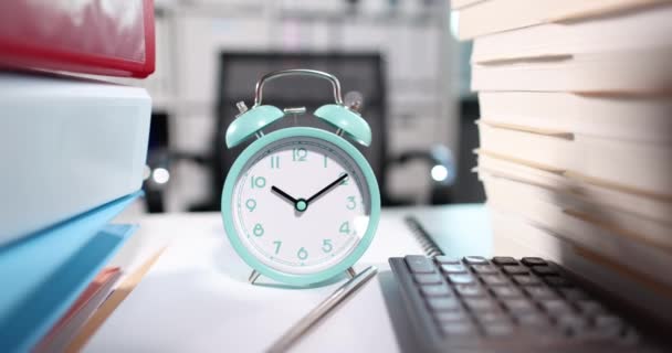 Reloj despertador para diez relojes en el escritorio con muchos documentos de primer plano — Vídeos de Stock