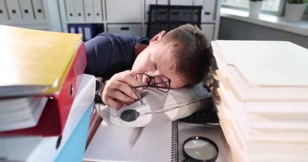 Empresario adicto al trabajo cansado duerme en el lugar de trabajo de cerca — Vídeos de Stock