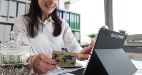 Usmívající se žena držící bankovní kreditní kartu a nakupování online detailní záběr — Stock video