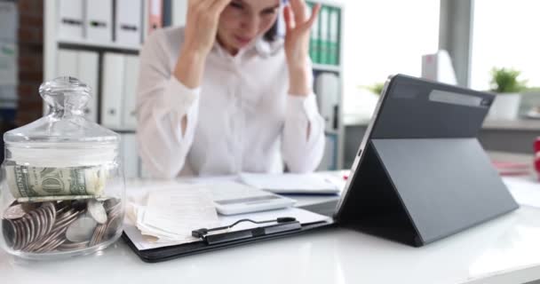 Empresaria trastornada mirando de cerca las facturas del lugar de trabajo — Vídeos de Stock