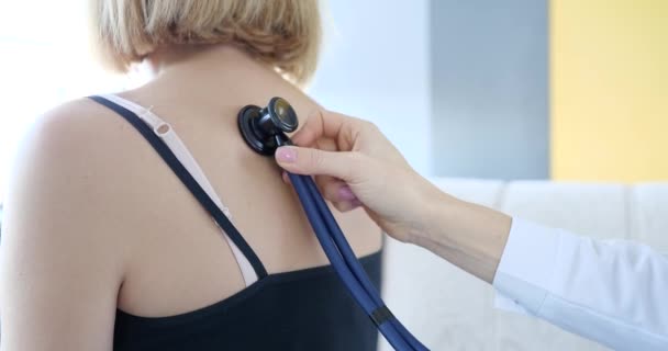 Doktor se stetoskopem navštíví nemocného pacienta doma detailní záběr — Stock video