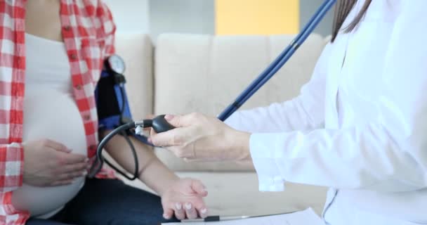 Misure medico misura la pressione cardiovascolare della donna incinta a casa — Video Stock