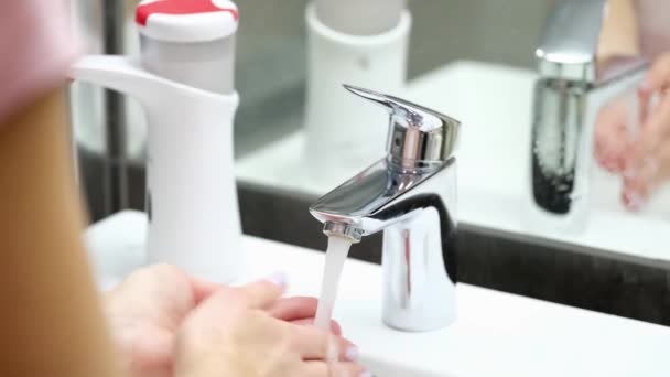 Mujer tomando jabón líquido del dispensador y lavándose las manos bajo el grifo de la película 4k de primer plano de agua — Vídeos de Stock