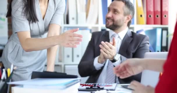 Compañeras de negocios estrechando la mano en la oficina en la reunión de negocios 4k película cámara lenta — Vídeos de Stock