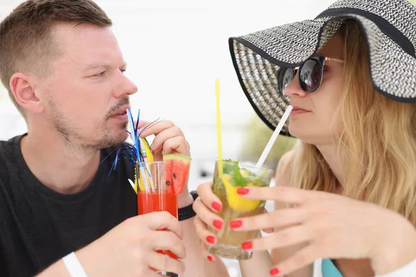 Ein Paar im Urlaub trinkt tropische Cocktails aus nächster Nähe — Stockfoto