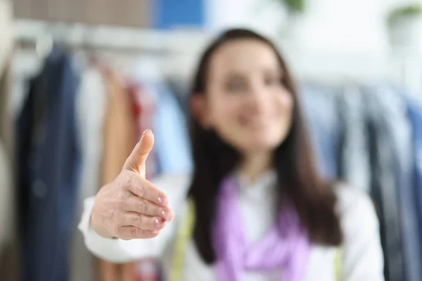 Mulher costureira mantém a mão para fechar aperto de mão — Fotografia de Stock