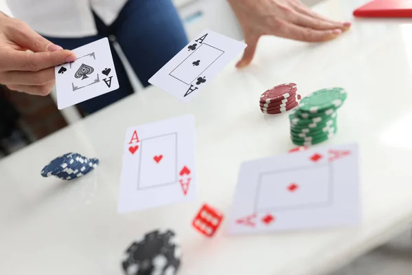 Momento de juego croupier o jugador lanza las cartas sobre la mesa — Foto de Stock