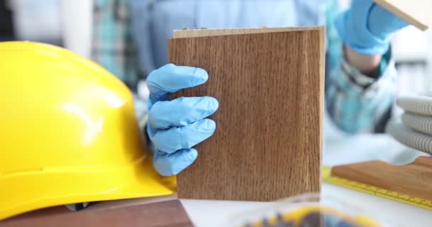 Construtor escolhendo placas laminadas de madeira em cores diferentes closeup filme 4k — Vídeo de Stock
