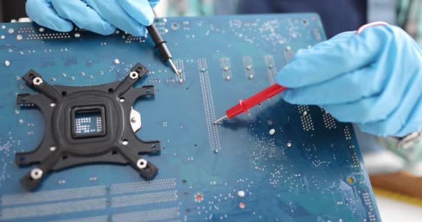 Reparador diagnosticando avaria na placa-mãe do computador usando testador close-up filme 4k — Vídeo de Stock