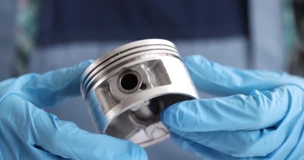 Maître réparateur tenant un nouveau piston pour voiture gros plan film 4k — Video