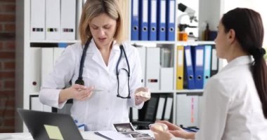 Estetik cerrah hastaya göğüs büyütme ameliyatının nasıl yapıldığını anlatıyor.