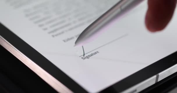 Contrato de firma de mano femenina en tableta digital con lápiz óptico de primer plano 4k película cámara lenta — Vídeos de Stock