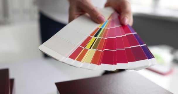 Designer kezét mutatja katalógus színes minták closeup 4k film — Stock videók
